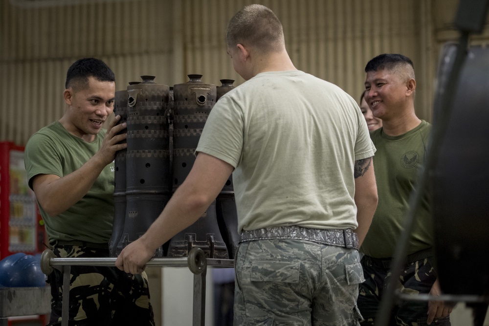 Philippine &amp; U.S. Air Forces Learning Together
