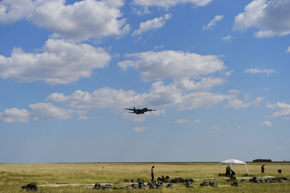 37th AS gives Romanian paratroopers a lift
