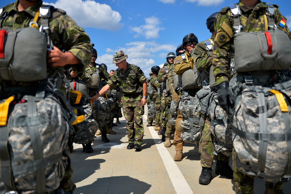 37th AS gives Romanian paratroopers a lift