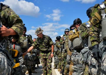 37th AS gives Romanian paratroopers a lift