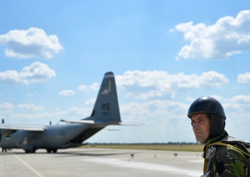 37th AS gives Romanian paratroopers a lift