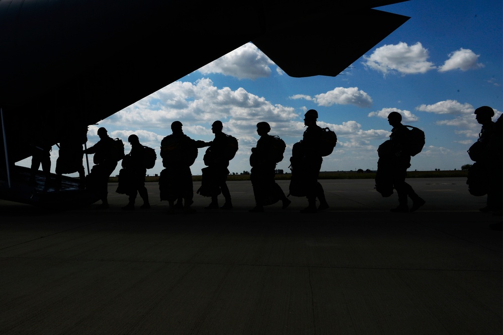 37th AS gives Romanian paratroopers a lift