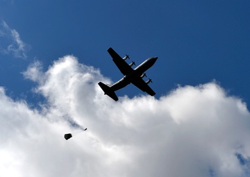 37th AS gives Romanian paratroopers a lift