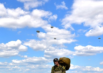 37th AS gives Romanian paratroopers a lift