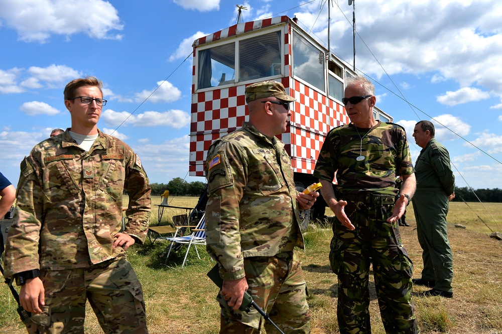 37th AS gives Romanian paratroopers a lift
