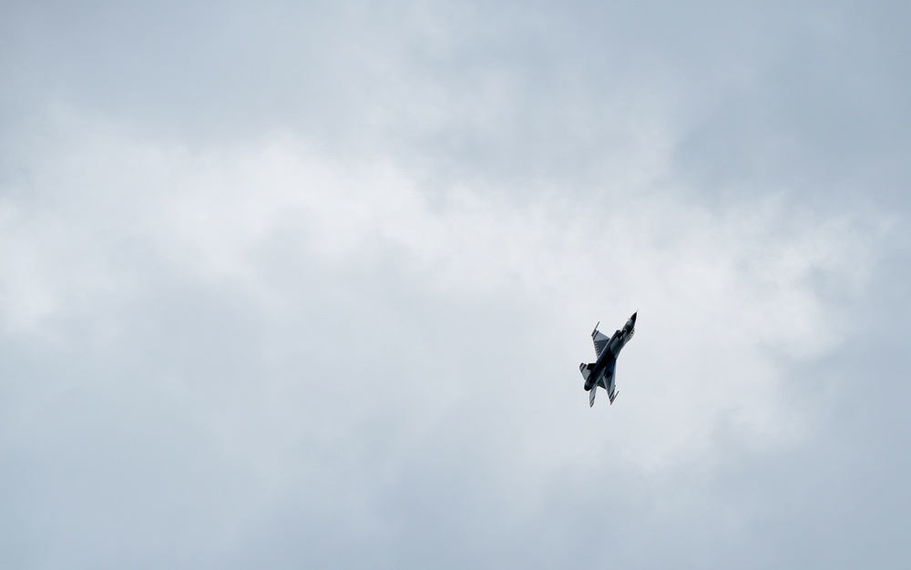 US Air Firce Thunderbirds Fly Dover