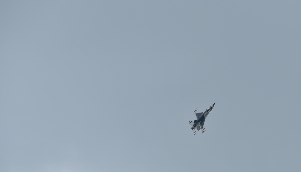 US Air Firce Thunderbirds Fly Dover