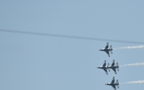 US Air Firce Thunderbirds Fly Dover