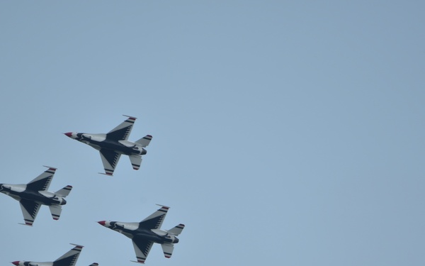 US Air Firce Thunderbirds Fly Dover
