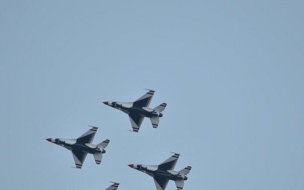 US Air Firce Thunderbirds Fly Dover
