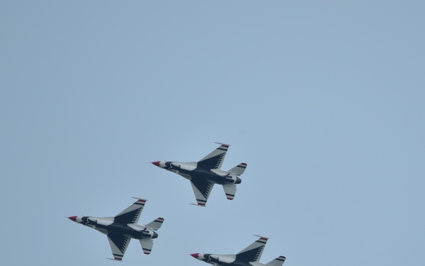 US Air Firce Thunderbirds Fly Dover
