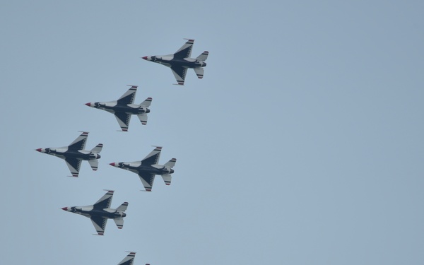 US Air Firce Thunderbirds Fly Dover