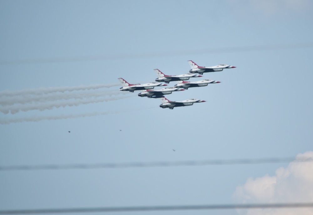 US Air Firce Thunderbirds Fly Dover