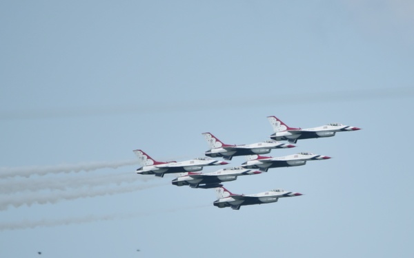 US Air Firce Thunderbirds Fly Dover