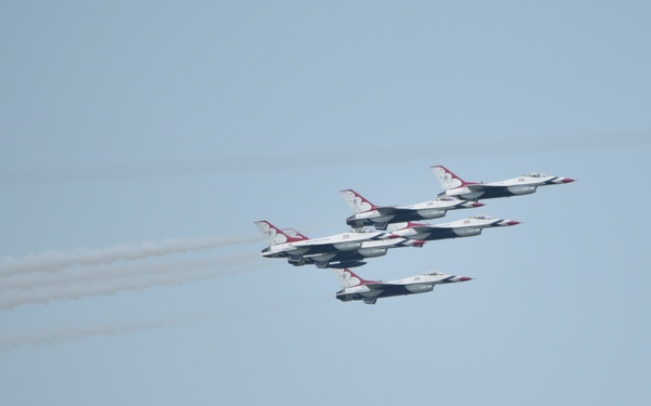 US Air Firce Thunderbirds Fly Dover
