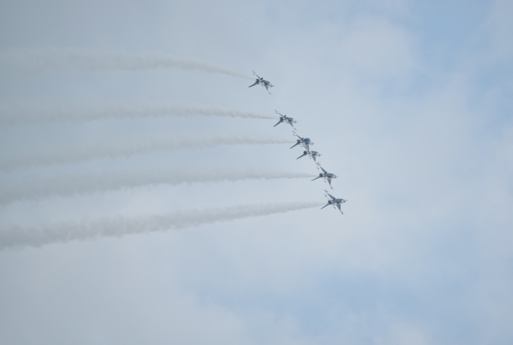 US Air Firce Thunderbirds Fly Dover