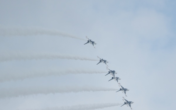 US Air Firce Thunderbirds Fly Dover