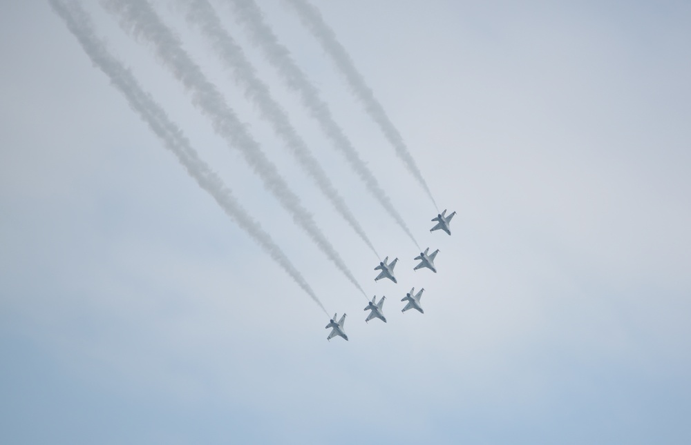 US Air Firce Thunderbirds Fly Dover