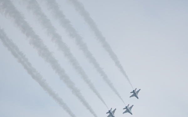 US Air Firce Thunderbirds Fly Dover