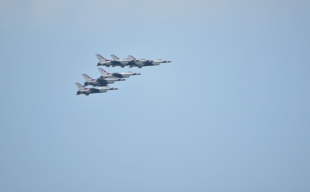 US Air Firce Thunderbirds Fly Dover