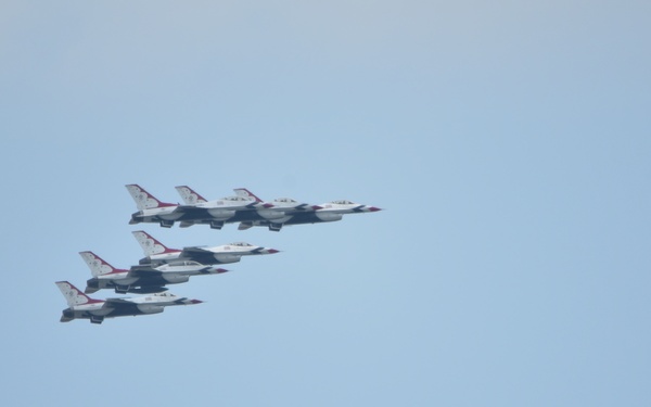 US Air Firce Thunderbirds Fly Dover