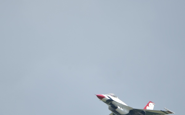 US Air Firce Thunderbirds Fly Dover