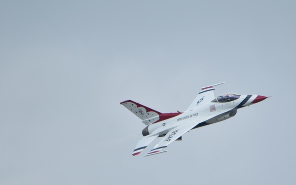 US Air Firce Thunderbirds Fly Dover