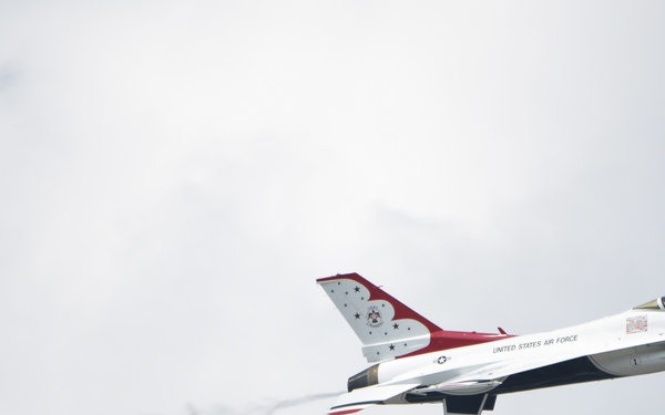 US Air Firce Thunderbirds Fly Dover