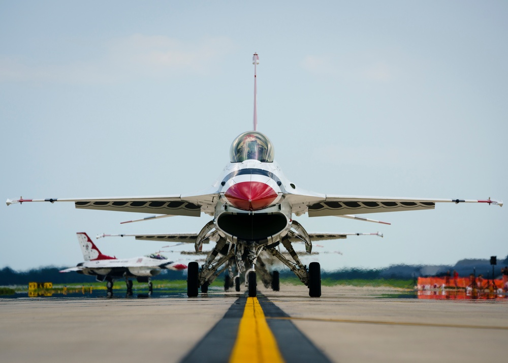Thunderbirds perform at Dover Air Force Base