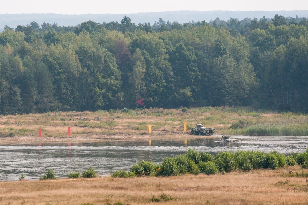 Mind the gap: Ukrainian airborne troops ford water gap
