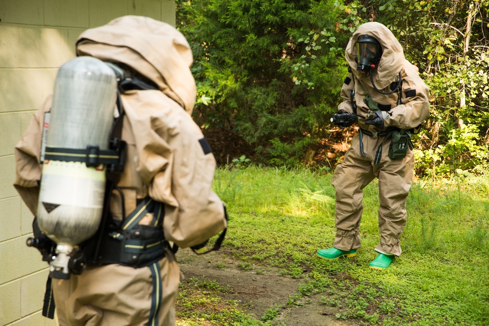 26th MEU CBRN and EOD collaborate during integrated training