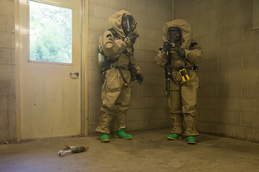 26th MEU CBRN and EOD collaborate during integrated training