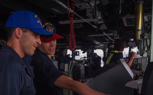 USS Ashland (LSD 48) Pulls into Guam