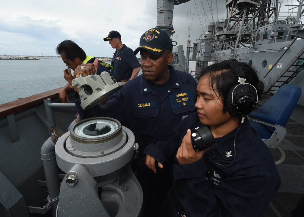 USS Ashland (LSD 48) Pulls into Guam