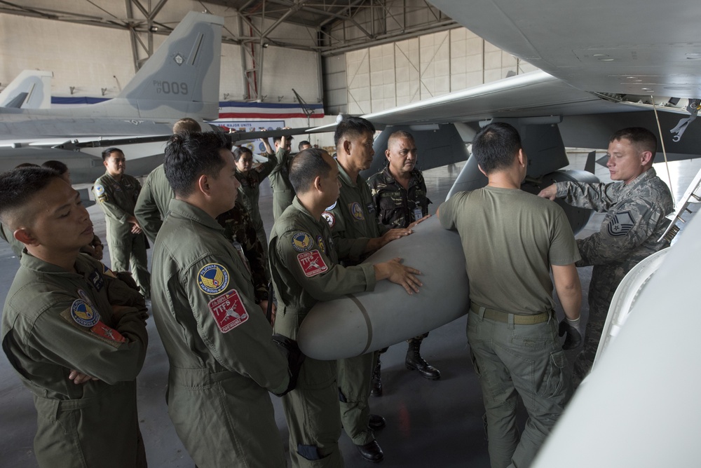 Bilateral exchange grows PAF, USAF interoperability