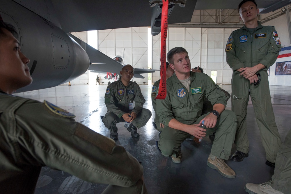 Bilateral exchange grows PAF, USAF interoperability