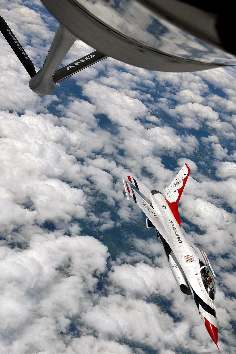 Selfridge's KC-135 refuels Thunderbird