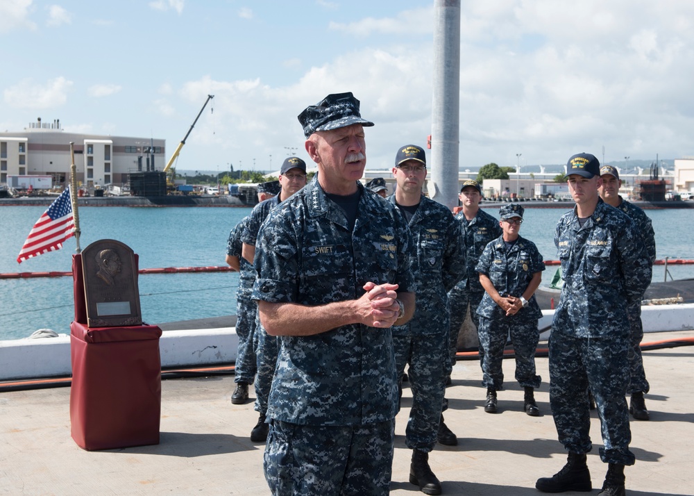Adm. Swift Presents Arleigh Burke Fleet Trophy to USS Mississippi