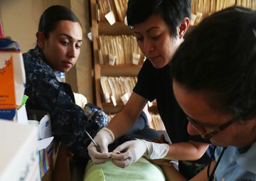 Navy Doctors Treat Honduran Citizens during Southern Partnership Station 17