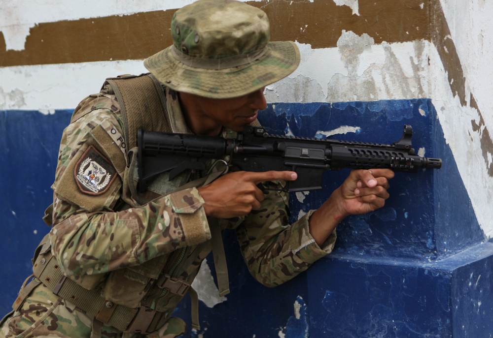 SPMAGTF-SC Marines conduct training with Panamanians