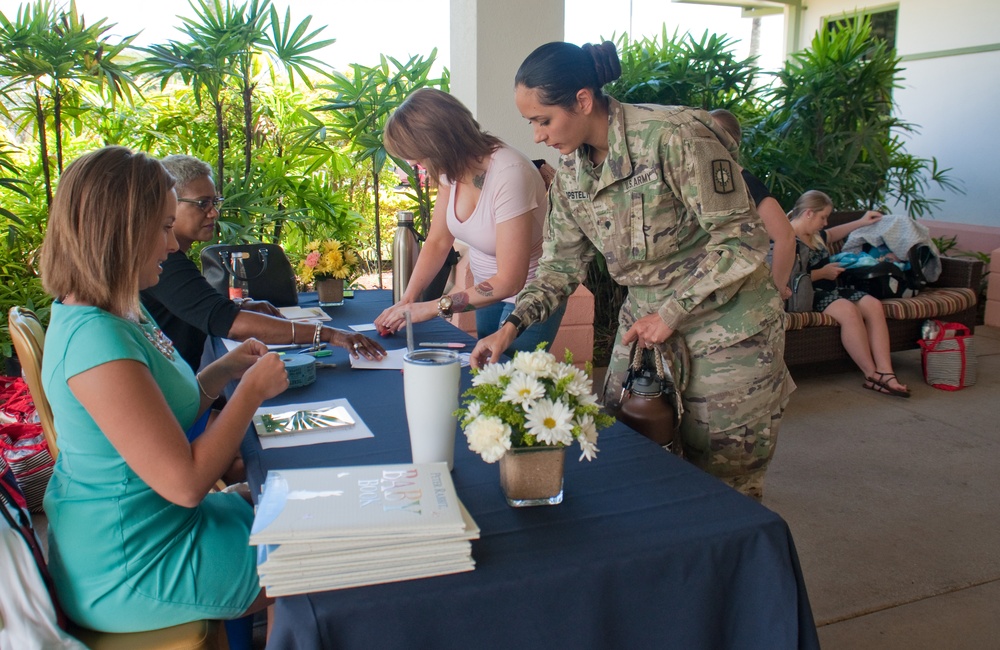 USO, Heidi Murkoff make a ‘special delivery’ at Schofield