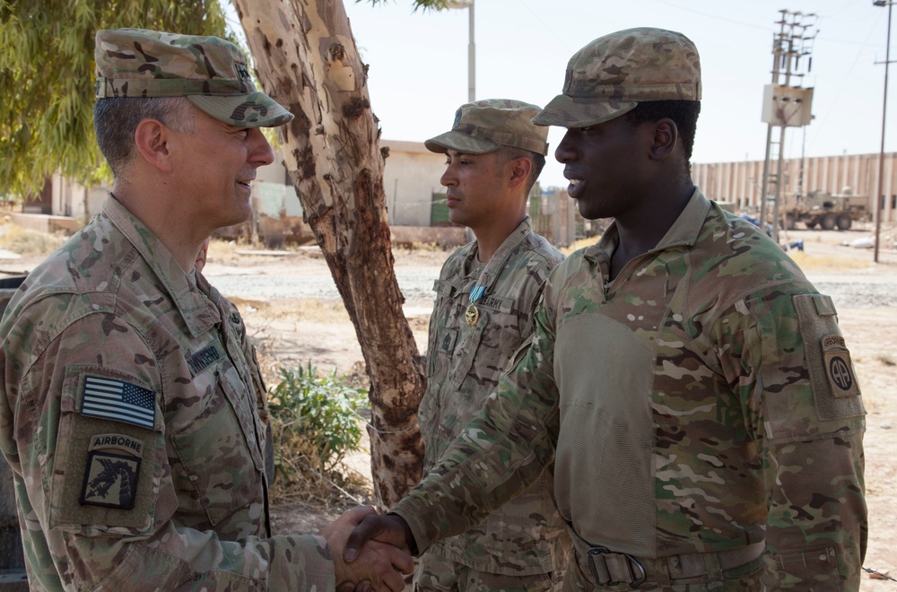 Commanding General Recognizes Excellence in Paratroopers