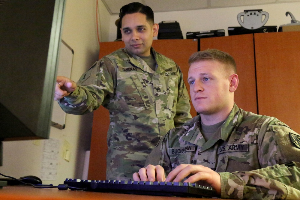 35th ADA BDE Soldiers checks computer systems