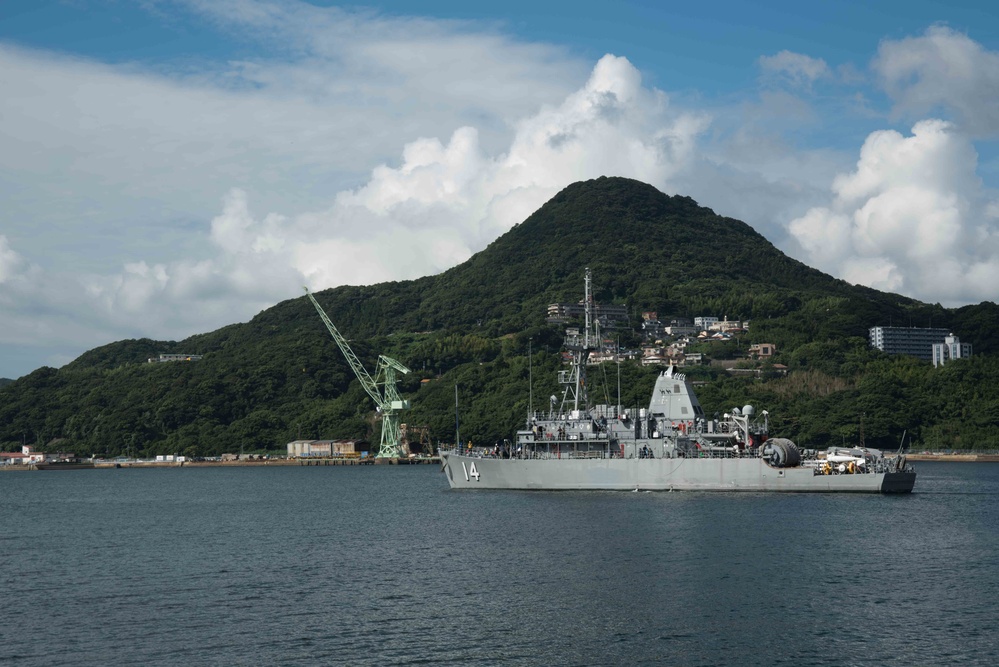 USS Chief departs Sasebo for training