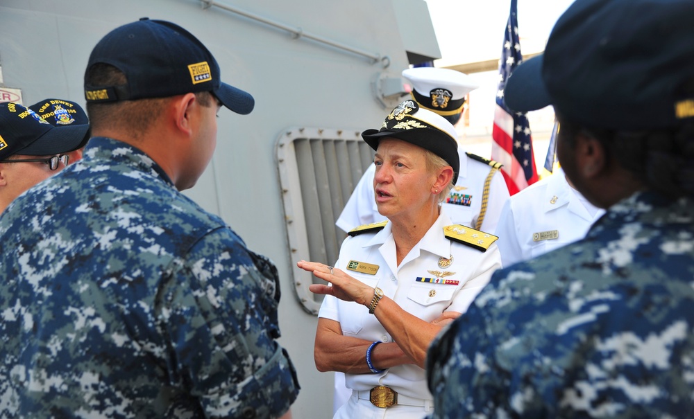 Commander, U.S. 3rd Fleet Visits USS Dewey