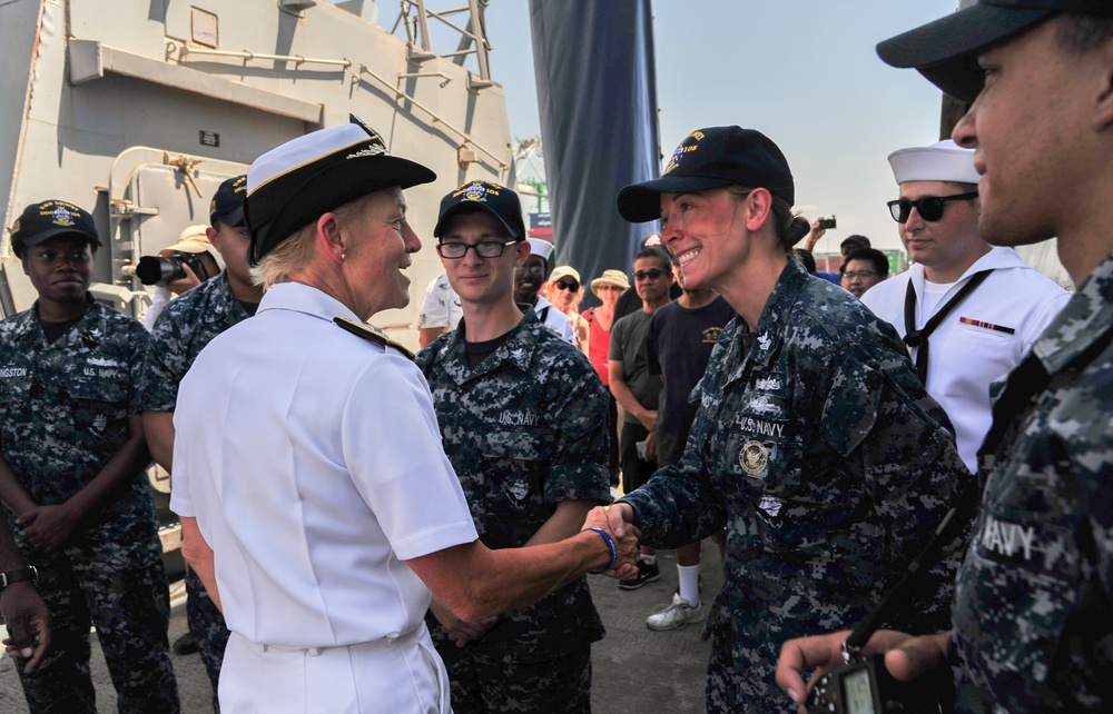 Commander, U.S. 3rd Fleet Visits USS Dewey