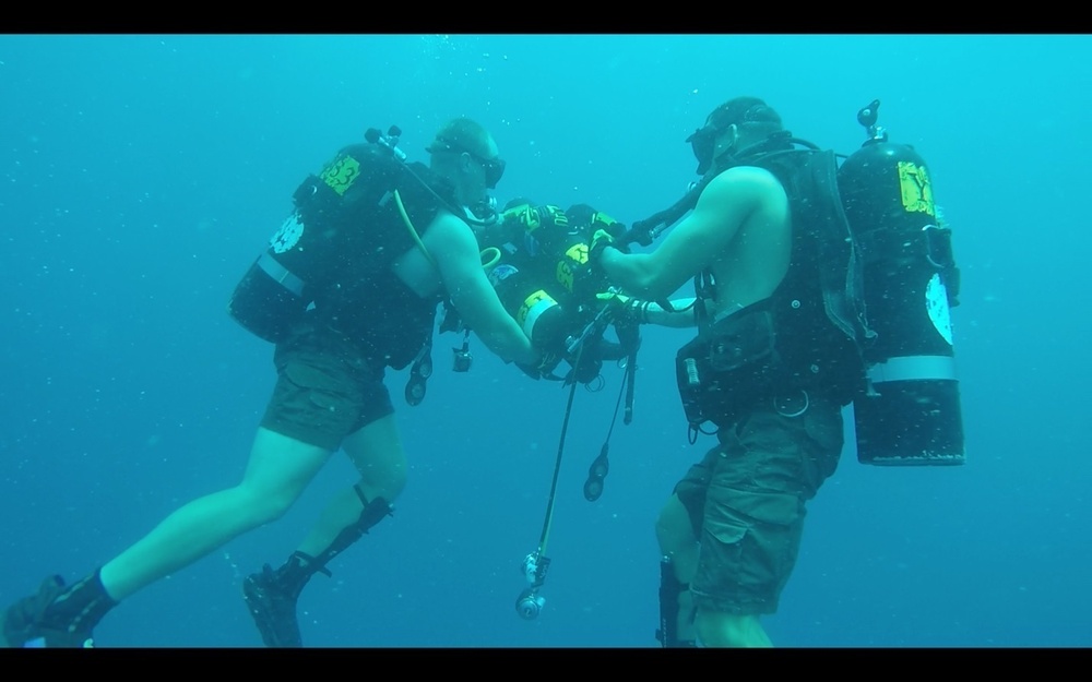 UCT 2 Conducts Underwater Repairs in Guam