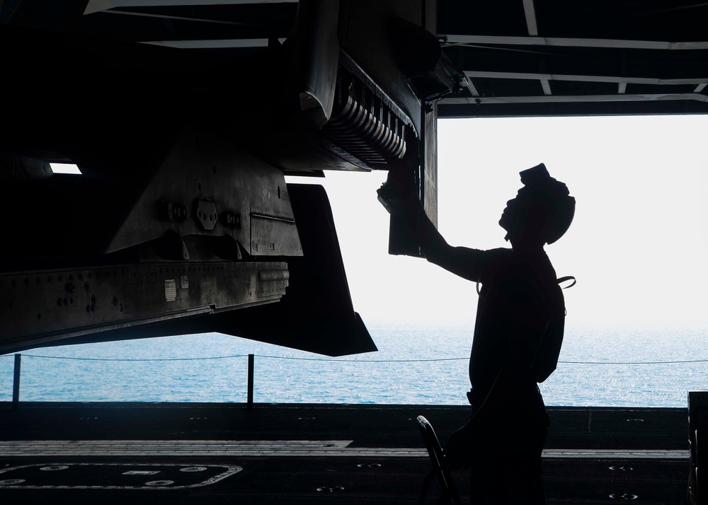 Nimitz Supports Operation Inherent Resolve