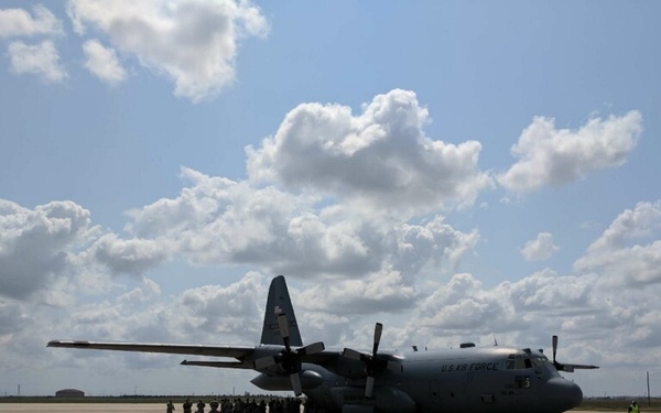 Missouri aircrew provides airlift in Texas
