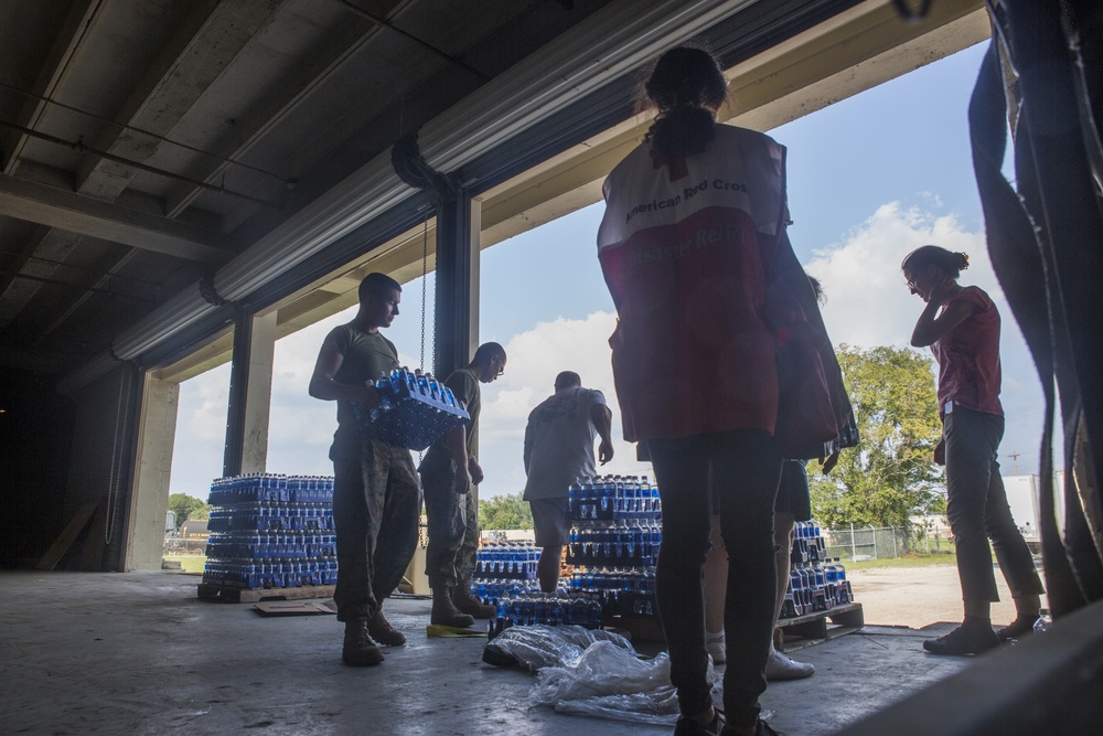 14th Marines and MWSS-473 transport supplies to Hurricane relief efforts